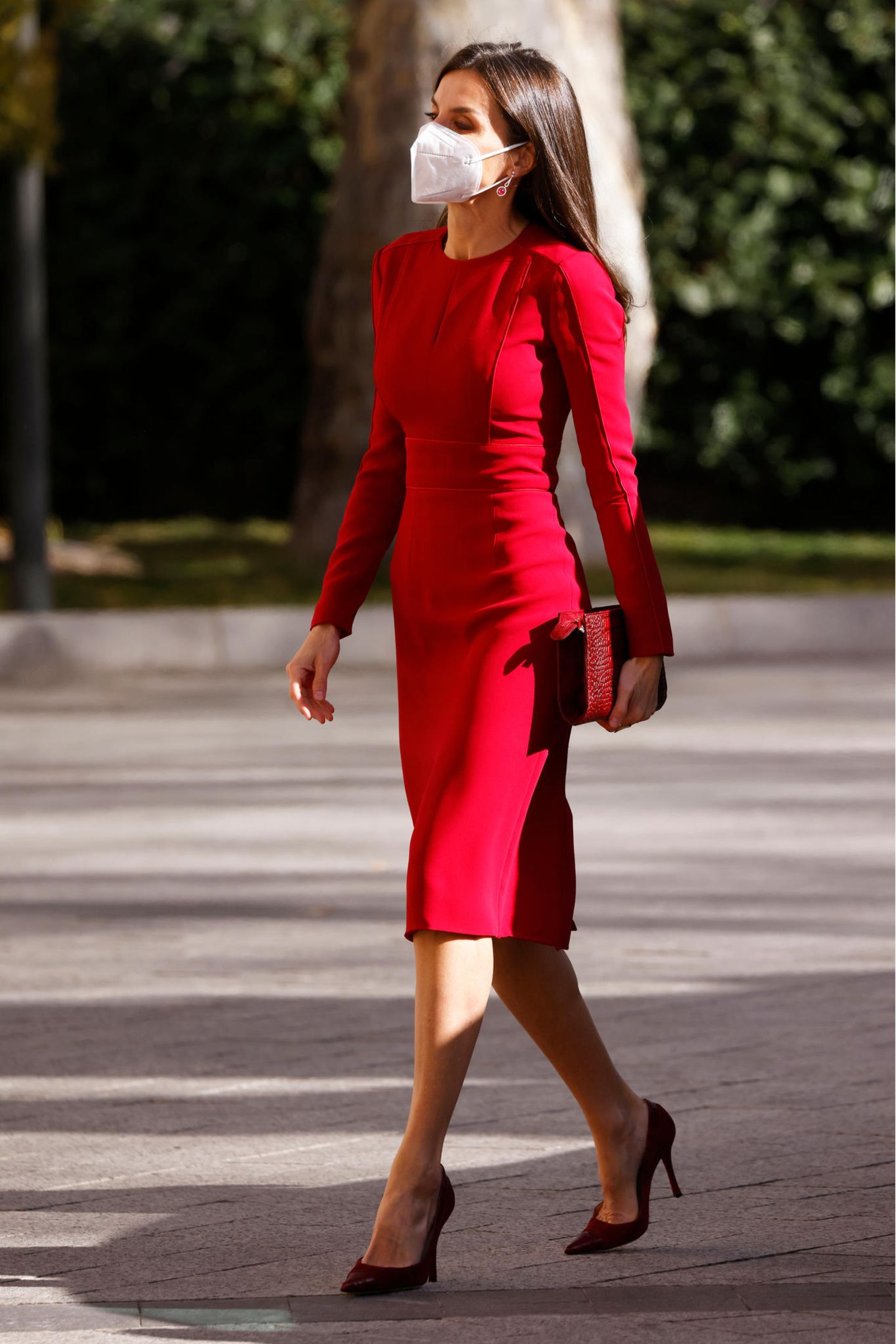 Königin Letizia läuft in einem roten Kleid über die Straße