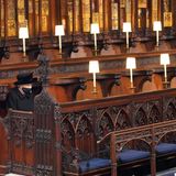 Queen Elizabeth sitzt alleine auf einer Kirchenbank.