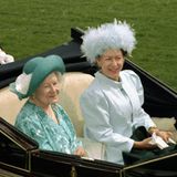 Queen Mum und Prinzessin Margaret sitzen in einer Kutsche.