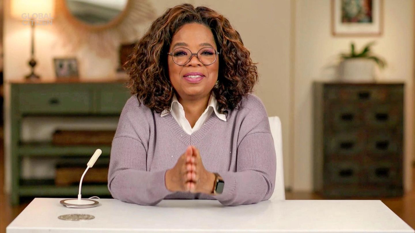 Das Lächeln ist gleich, eine runde Brille ziert das Gesicht der heute 68-Jährigen. Ein Lippenstift in Beeren-Tönen und darauf abgestimmtes Augen-Make-up lassen Oprah Winfrey frischer denn je aussehen. 