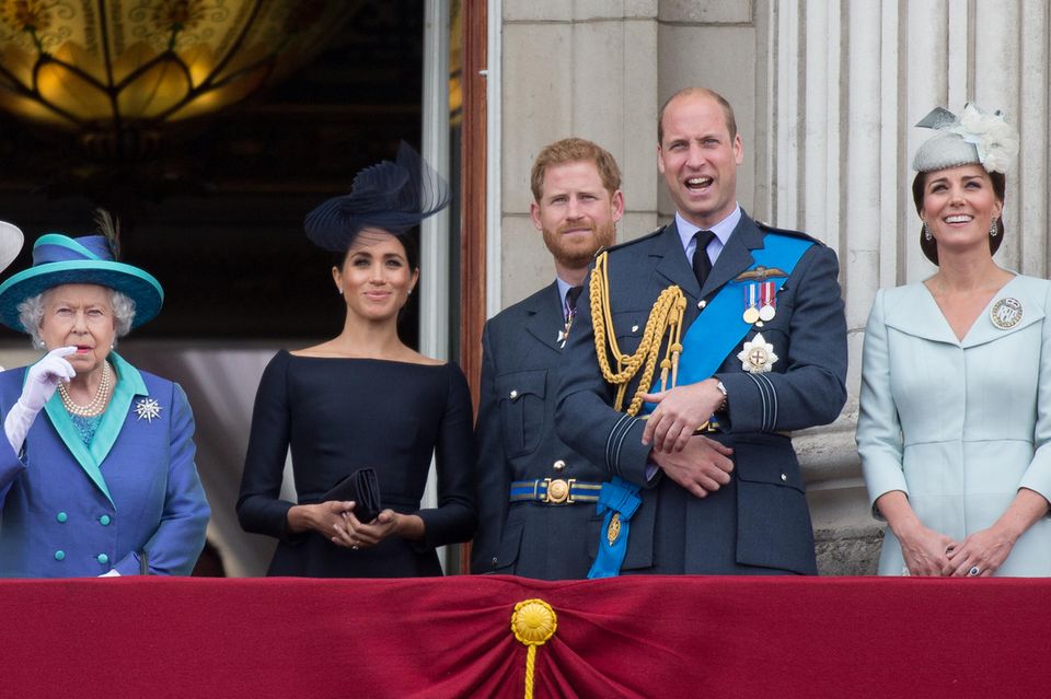 V.l.n.r.: Queen Elizabeth, Herzogin Meghan, Prinz Harry, Prinz William und Herzogin Catherine