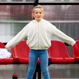 In sportlicher Jeans, Turnschuhen und einer fluffigen, weißen Jacke sieht Mia wesentlich entspannter aus. Darin lässt sich schließlich viel besser durch die Gegend toben. Und mit fantasievoller Kinderschminke im Gesicht macht der Ausflug noch mehr Spaß.