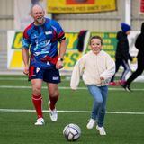 Einen Tag später ist Mia dann mit Papa Mike Tindall bei einem Charity-Fußballspiel in Gloucester zu Gast. Und in diesem Outfit scheint sie sich wesentlich wohler zu fühlen.