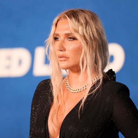 Kesha posiert auf einem roten Teppich im Juli 2021