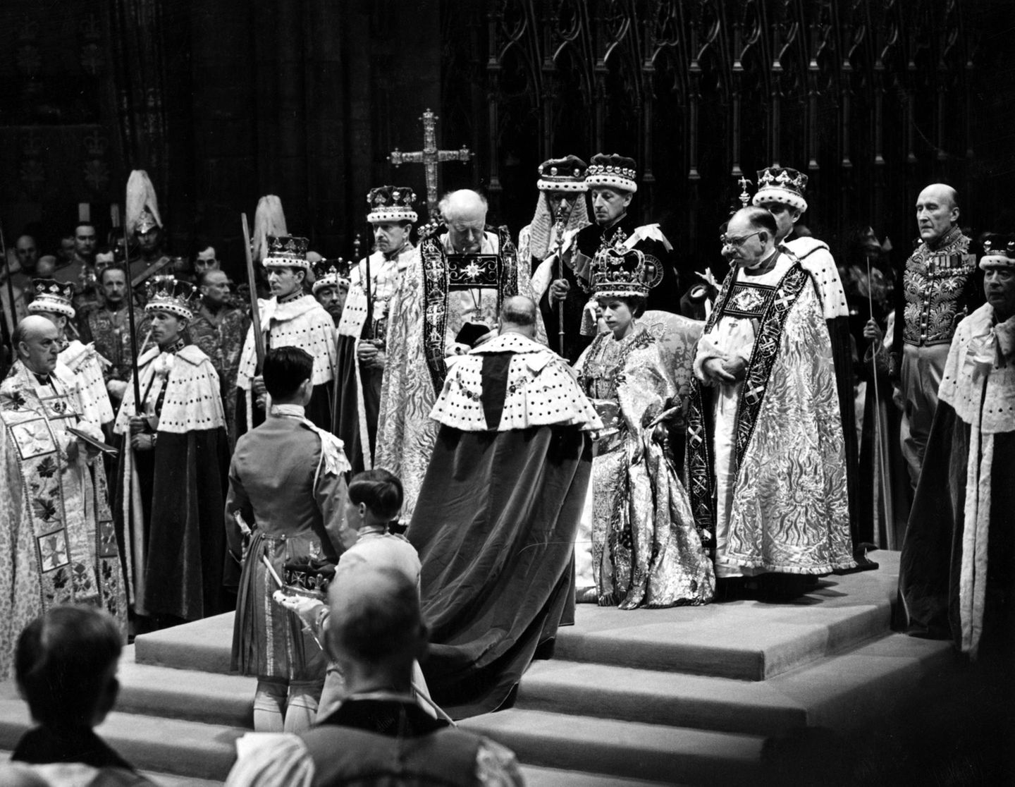 Queen Elizabeth sitzt bei der Körnung auf ihrem Thron.
