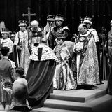 Queen Elizabeth sitzt bei der Körnung auf ihrem Thron.