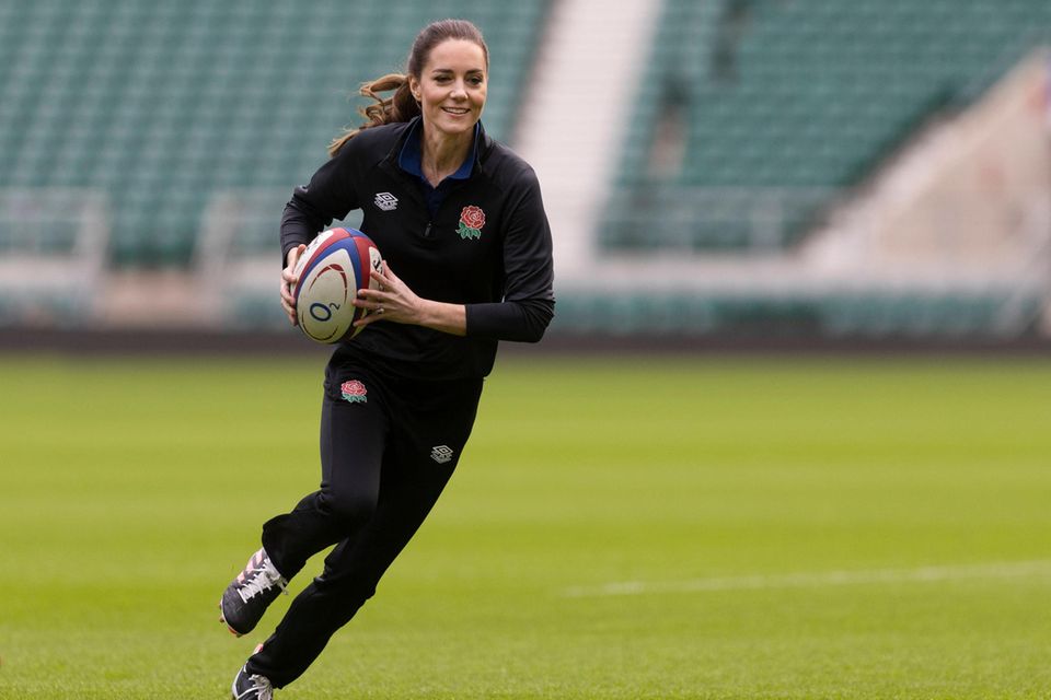 Herzogin Catherine: Herzogin Catherine ist beim Training der Rugby-Football-Union im Twickenham Stadium voll dabei Herzogin Catherine ist beim Training der Rugby-Football-Union im Twickenham Stadium voll dabei