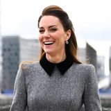 Herzogin Kate hat an diesem Tag die "The Prince's Foundation" in London besucht. Die 40-Jährige ist für ihre braunen lockigen Haare bekannt. Nun hat sich Kate für eine Variation ihrer Lieblingsfrisur entschieden: Der toupierte obere Teil der Haare ist zurückgesteckt worden. Eins steht fest: Dieser kleiner Haar-Twist steht ihr unglaublich gut.