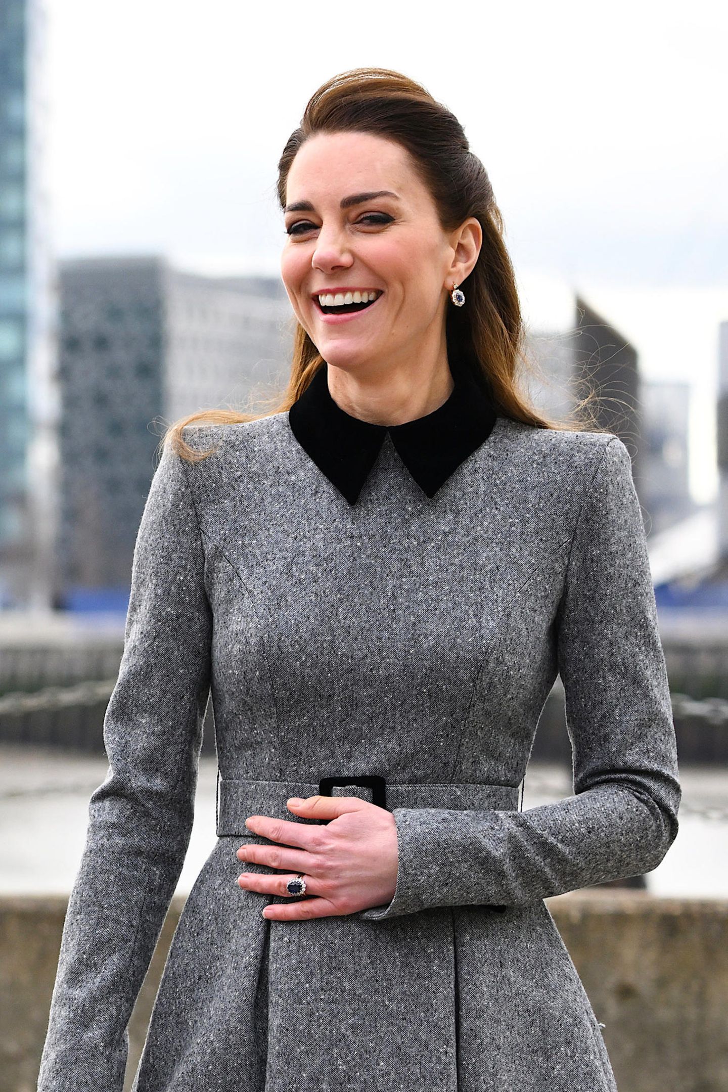 Herzogin Kate hat an diesem Tag die "The Prince's Foundation" in London besucht. Die 40-Jährige ist für ihre braunen lockigen Haare bekannt. Nun hat sich Kate für eine Variation ihrer Lieblingsfrisur entschieden: Der toupierte obere Teil der Haare ist zurückgesteckt worden. Eins steht fest: Dieser kleiner Haar-Twist steht ihr unglaublich gut.