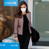 Königin Letizia von Spanien besucht in Madrid Unicef und zeigt sich in einem Look, bei dem sie auf bereits bekannte Kleidungsstücke zurückgreift. Die karierte Jacke und die Clutch von Boss sowie die Schuhe Magrit gehören offenbar zu beliebteren Teilen aus dem Kleiderschrank der Königin, denn diese haben wir schon des Öfteren bestaunen dürfen. 