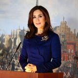 Richtig royal wird der Look aber erst durch die florale Gold- und Diamantbrosche mit passenden Ohrringen von Ole Lynggaard.