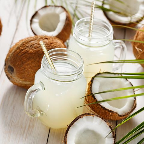 Kokosnuss + Kokoswasser: 5 Gründe, warum Sie täglich Kokoswasser trinken sollten