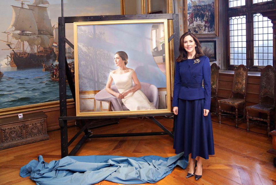 Prinzessin Mary posiert stolz neben ihrem neuen Porträt.