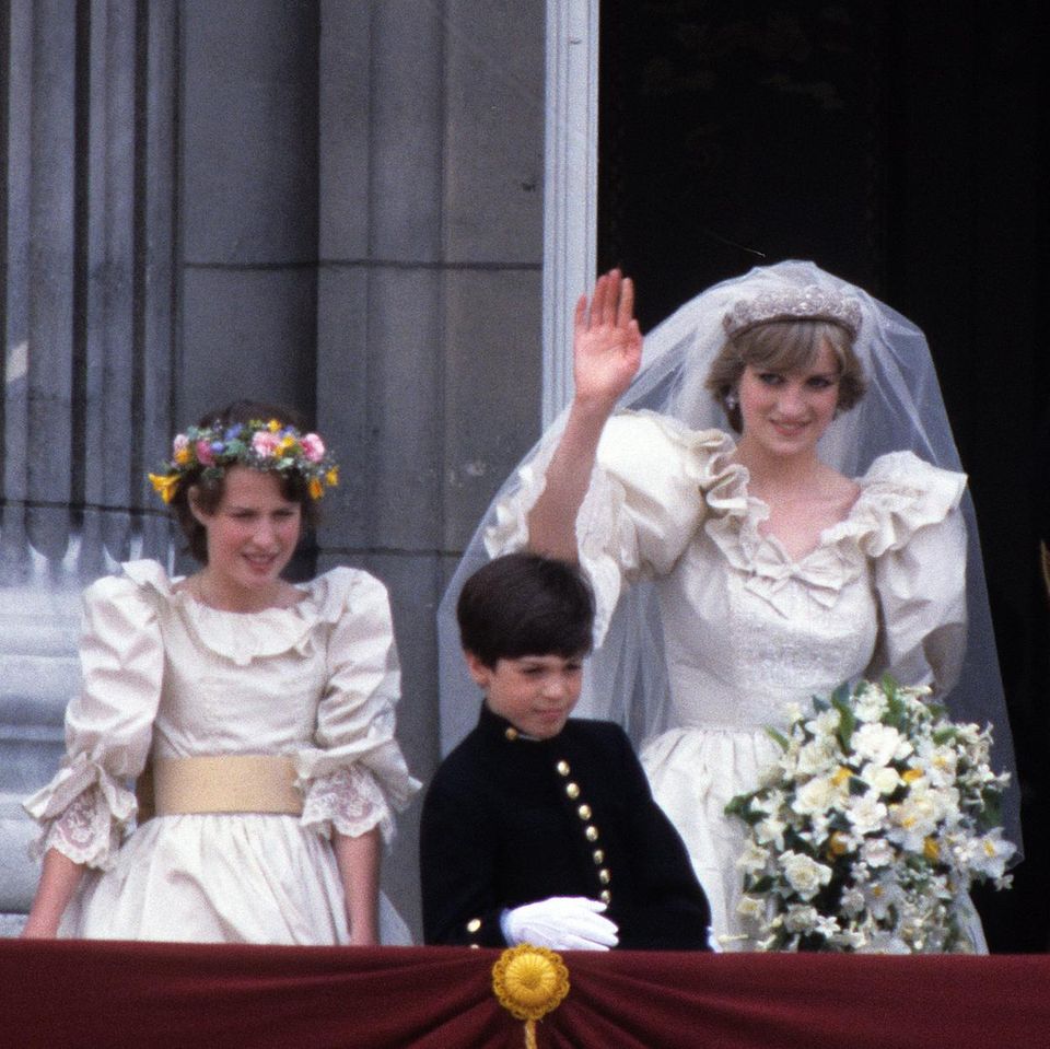 Prinzessin Diana und Prinz Charles mit zwei ihrer Brautjungfern, India Hicks (links) und Clementine Hambro (vorne rechts) und sowie Edward Van Cutsum (Zweiter von links) and Lord Nicholas Windsor (rechts).