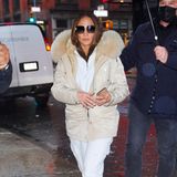Mit lässigen Sweatpants, Sneakers und Winterjacke zeigt sich Jennifer Lopez in New York. In dem Outfit wird sie auch mit Freund Ben Affleck gesehen. Doch dieser bodenständige Look sollte erst der Auftakt für einen Tag mit besonderen Outfits sein ...
