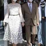 Am vierten Tag ihres offiziellen Besuchs in Oman bringt Königin Mathilde frischen Wind mit – und zwar durch die Wahl ihres Outfits. Das weiße Midikleid mit Stickereien kombiniert sie gekonnt mit einem schmalen, dunkelgrünen Taillengürtel. Auch ihr Hut passt farblich perfekt dazu. Definitiv ein Look, den wir öfter von ihr sehen wollen!