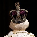 Die Imperial State Crown wird traditionell am Ende der Krönungszeremonie beim Auszug aus der Westminster Abbey vom König oder der Königin getragen. Sie wiegt etwas über ein Kilogramm und ist mehr als 30 Zentimeter hoch. Der Wert der Imperial State Crown wird auf rund 300.000 Pfund geschätzt. Oben auf der Krone sitzt der legendäre Diamant "Koh-i-Noor" mit 108,93 Karat. Er gilt als der wertvollste Diamant der Welt.