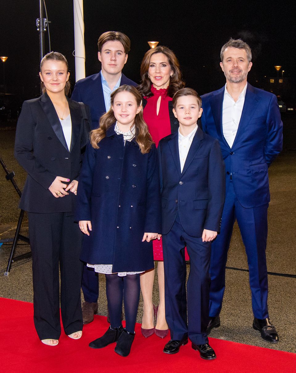 Die dänische Königsfamilie posiert auf dem roten Teppich