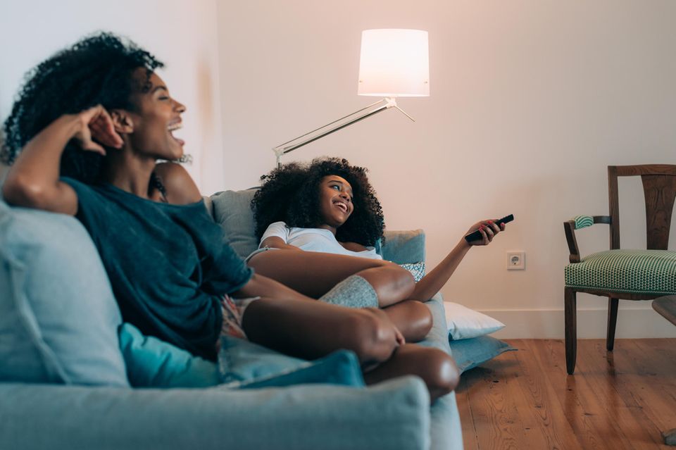 Frauen schauen Fernsehen: Binge-Watching ist gar nicht so ungesund – wenn wir dabei eine Sache beachten