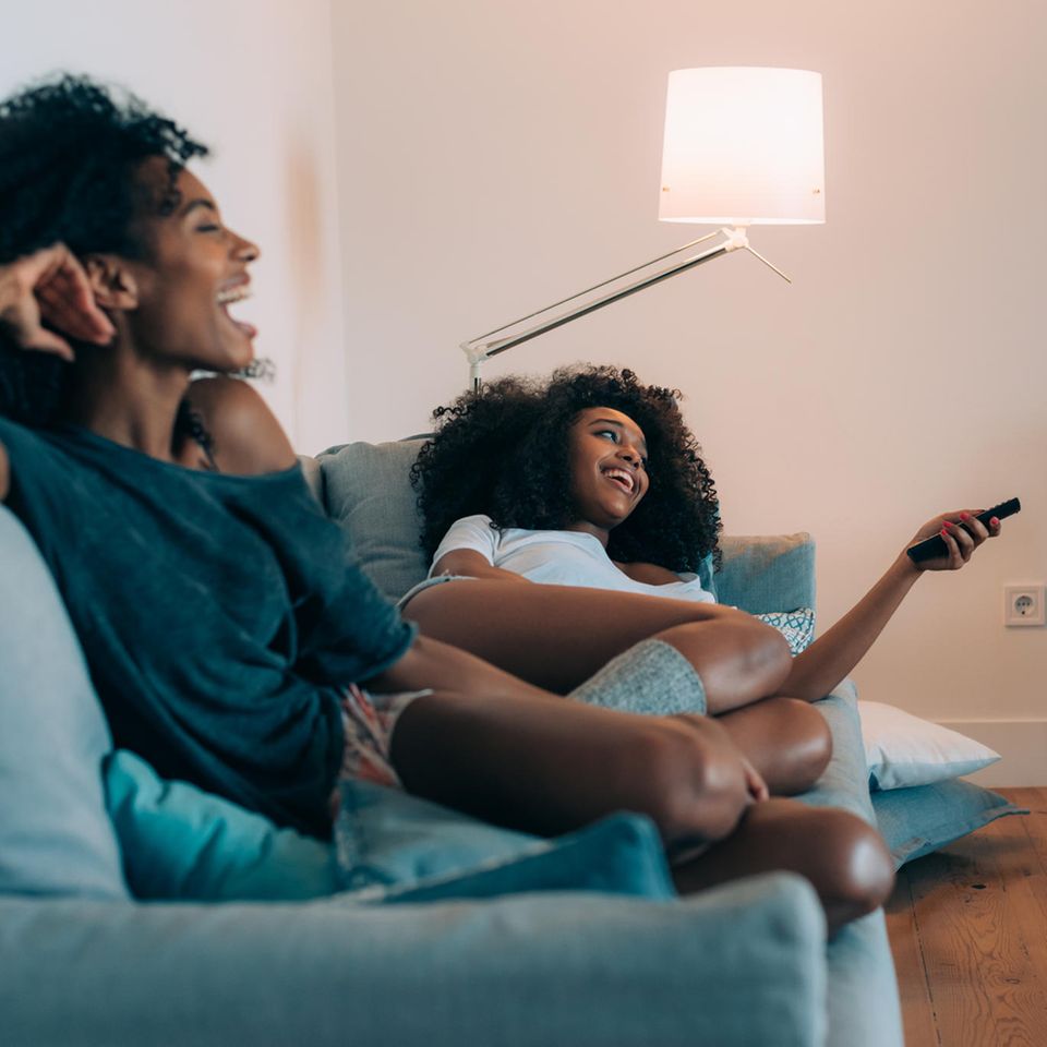 Frauen schauen Fernsehen: Binge-Watching ist gar nicht so ungesund – wenn wir dabei eine Sache beachten