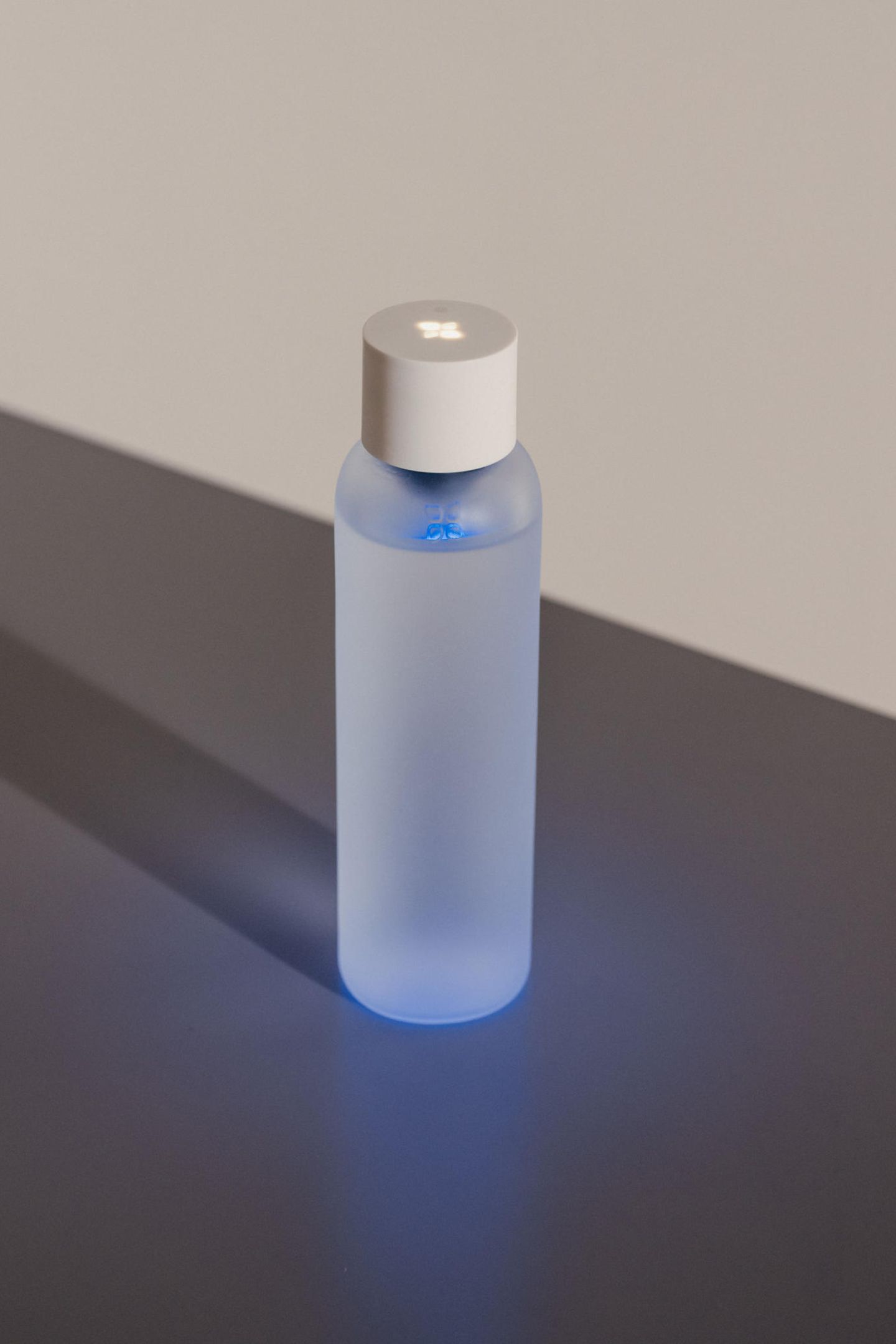 Saubere Sache Na, was leuchtet denn da in unserer Trinkflasche? Es ist Lucy! Mithilfe der innovativen UV-C Reinigungsfunktion deaktiviert der smarte Deckel bis zu 100% aller möglichen Keime im Trinkwasser der Flasche. "Lucy" von Waterdrop, ca. 120 Euro.