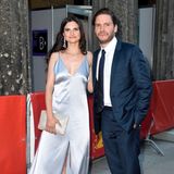 Felicitas Rombold glänzt mit Ehemann Daniel Brühl an ihrer Seite in elegant silberner Seide. Zusammen besuchen sie die Premiere von "Nebenan" während des Berlinale Summer Specials 2021.