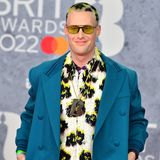Nicht nur die Damen gehen bei den "Brit Awards" stiltechnisch in die Vollen, Produzent 220 Kid, bürgerlich William Edward Graydon, verlängert den Print seines Hemds einfach auf seinem Kopf. 