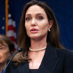 Während der Pressekonferenz ist Angelina Jolie die Schwere und Wichtigkeit des Themas im Gesicht abzulesen, und auch ihr Perlenschmuck kann eine gewisse Seriösität vermitteln.