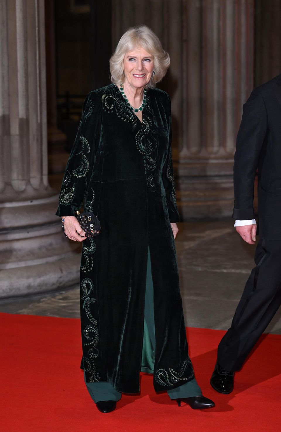 Herzogin Camilla strahlt in einem dunkelgrünen Gesamtlook – inclusief passendem Schmuck.