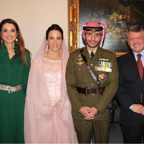Prinzessin Basmah (Zweite v.l.) und Prinz Hamzah, (Zweiter v.r.) am Tag ihrer Hochzeit mit Königin Rania (li.) und König Abdullah (r.) 