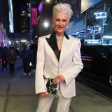 Im stylischen, monochromen Satin-Abzug channelt May Musk beim Besuch der Fashion-Week-Party von The Daily Front Row ihre innere Cruella De Vil.