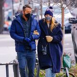 Im winterlichen Partnerlook in Blau- und Lilatönen genießt Blake Lively mit ihrem Mann Ryan Reynolds einen Spaziergang durch New York.