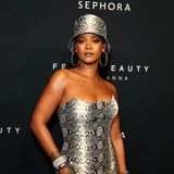 Zum Jubiläums-Event von Fenty Beauty in Australien erscheint Rihanna in einem All-Over-Animal-Print. Das Kleid in Schlangenoptik und der passende Hut sehen in Kombination mit ihren silbernen Lippen super cool aus!