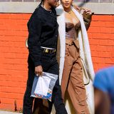 Mit ihrem Freund A$AP Rocky spaziert Rihanna durch die Straßen von New York. Dabei setzt sie auf eine braune Hose, ein Corsagen-Top mit Schlagen-Optik und einen langen braunen Mantel. Auf dem Kopf trägt sie ein gelbes Tuch, das sie im Nacken zusammengeknotet hat. Dadurch kommen die XXL-Kreolen besonders zur Geltung.