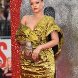 Klassisch und elegant: Bei der Premiere von "'Ocean's 8" in London beweist Rihanna mal wieder, wie wandelbar ihr Style ist. Die roten Lippen und das goldene Kleid harmonieren toll miteinander.