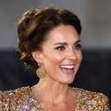 Herzogin Catherine lacht bei der Premiere von "James Bond" auf dem roten Teppich