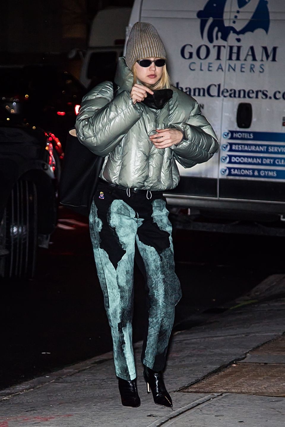Gigi Hadid in Puffer Jacket und Lacklederstiefeln auf dem Weg zur Altuzurra-Show. 
