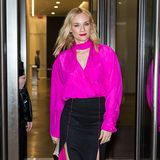 In knallpinker Bluse und passendem Rock mit Innenfutter in Neonpink macht sich Diane Kruger auf den Weg zur Show von Jason Wu.
