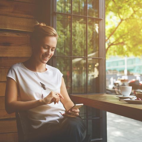 Frau arbeitet in Café | Laut Studie: Das ist die wichtigste Fähigkeit für Erfolg