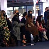 Bei der Show von Tory Burch herrscht Maskenpflicht in der Front Row. Kein Problem für Anna Wintour, Uma Thurman, Katie Holmes und die anderen Gäst:innen.