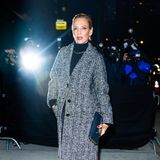 Winterliche Eleganz in Schwarz und Grau zeigt Uma Thurman bei ihrem Besuch der Tory-Burch-Show.