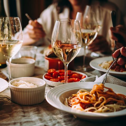 Dinner mit Pasta + Wein: Das passiert wirklich, wenn Sie das Abendessen weglassen