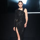 Gigi Hadid präsentiert eine asymmetrische Abendrobe der Herbst/Winter Kollektion 2022-2023 von Michael Kors auf dem Laufsteg. 