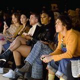 Die Front-Row von Coach ist Pop-Kulur pur. Sängerin Rina Sawayama (v. l. n. r.) nimmt neben dem "Euphoria"-Darsteller Angus Cloud platz, der wiederum neben Megan Thee Stallion sitzt. Last but not least, genießt auch Charles Melton von "Riverdale" die Modenschau. 