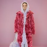 Es lebe der Samt! Bei Collina Strada stehen in der Herbst- und Wintersaison opulente Mäntel und weite Hosen aus zusammengerafftem Samt im Fokus. Und auch bei den Schuhen wird das Material aufgegriffen.