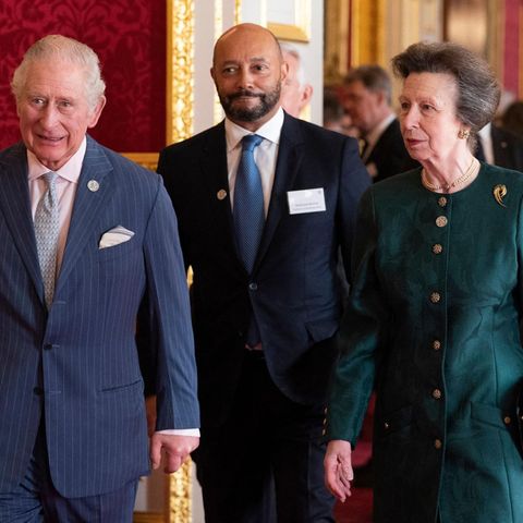 Prinz Charles und Prinzessin Anne nehmen gemeinsam an einem Empfang teil.