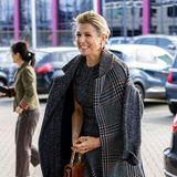 Mit einem strahlenden Lächeln besucht Königin Máxima in Zoetermeer einen Hersteller von Wasseraufbereitungsprodukten. Den tollen Look, den sie sich dafür ausgesucht hat, nämlich eine Mantel-Kleid-Kombi aus Tweed von Oscar de la Renta, kennen wir zwar schon, die braunen Lederboots im Retrolook von Gianvito Rossi sind allerdings neu.