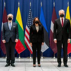 US-Vizepräsidentin Kamala Harris ist zur Münchner Sicherheitskonferenz geladen. Die 57-Jährige setzt bei der dreitägigen Tagung auf Altbewährtes und trägt auch hier ihre Lieblingskombi aus dunklem Hosenanzug, einer hellen Bluse und ihre Perlenkette. 