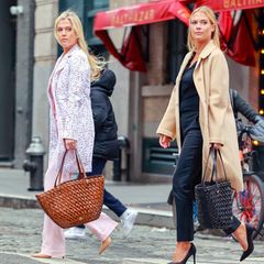 Eliza und Amelia Spencer sind Gäste bei der New York Fashion Week. Dabei scheinen sie ihre Outfits aufeinander abgestimmt zu haben, dennoch sind sie komplett unterschiedlich! Süßes Detail: beide Schwestern tragen die gleiche Tasche!