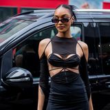 Auch Supermodel Jourdan Dunn scheinen die kühlen elf Grad nichts auszumachen. Sie posiert im schwarzen Strap-Kleid und mit Matrix-Sonnenbrille vor der Location von Nensi Dojaka.
